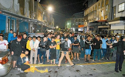 台毒犯挟持男大学生控警收贿 现场数百民众围观